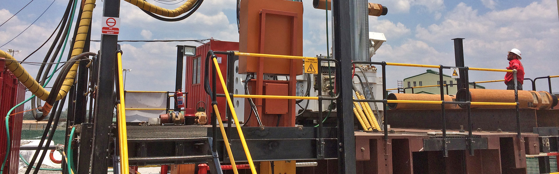 El proyecto Synclinorium consistió en la perforación direccional y escarificación de un eje de 6,1 m x 1.180 m con el taladro de elevación Redbore 100.